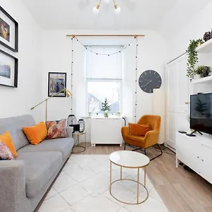 Apartment Joivy Bright And Modern Flat With Desk, Edinburgh