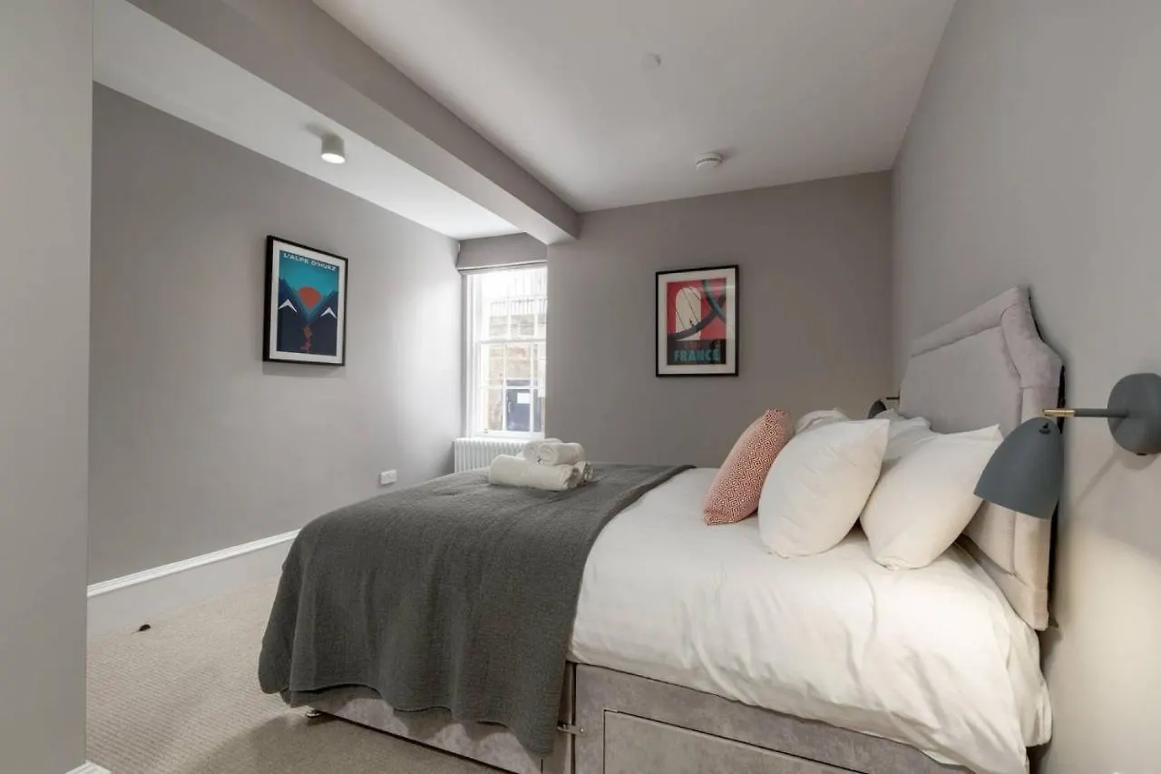 Joivy Luxurious 2Br Home Near Haymarket Station Edinburgh 0*,  United Kingdom