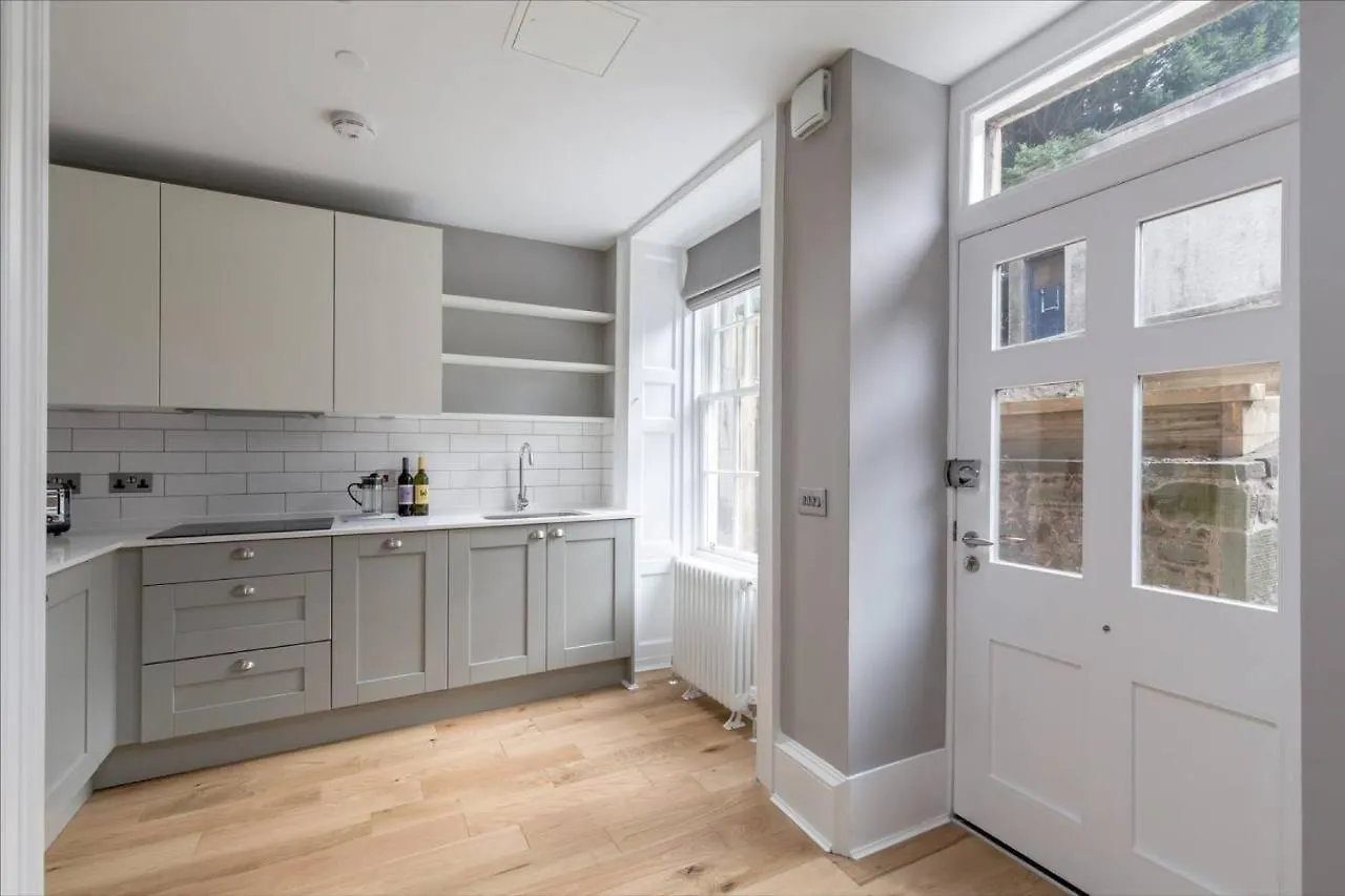 Joivy Luxurious 2Br Home Near Haymarket Station Edinburgh Apartment
