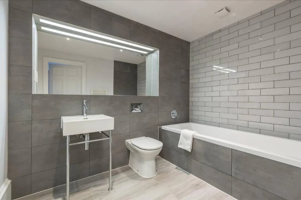 Joivy Luxurious 2Br Home Near Haymarket Station Edinburgh 0*,  United Kingdom